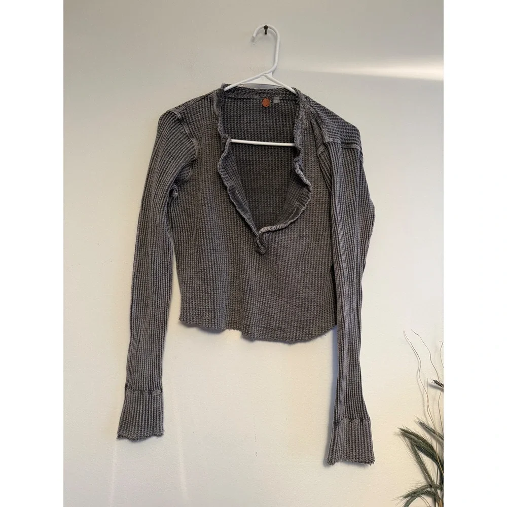 Free People We The Free Grey Waffle Knit Thermal Henley Cropped Top Womens M